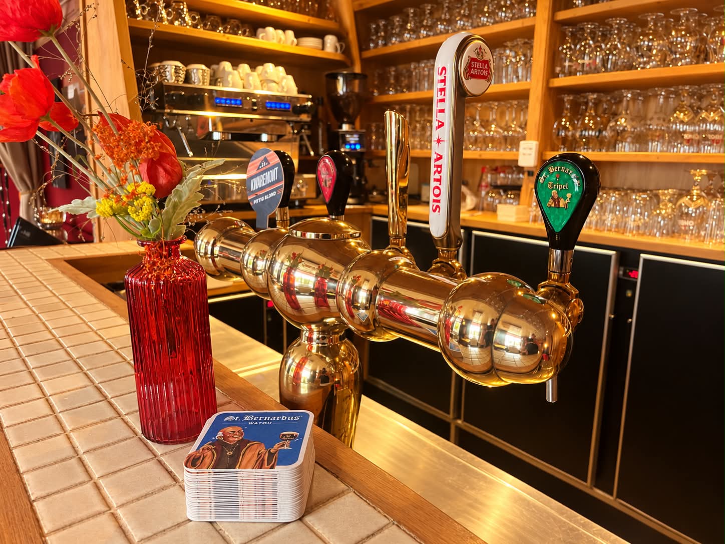 De toog en biertaps van Het Peenhof in Westouter